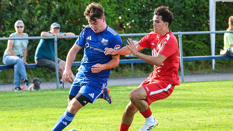 Bei einem der wenigen Entlastungsangriffen &uuml;berlief der Mitwitzer Finn D&ouml;tschel (links) seinen Gegenspieler Marco Zeh und flankte  gef&auml;hrlich nach innen.