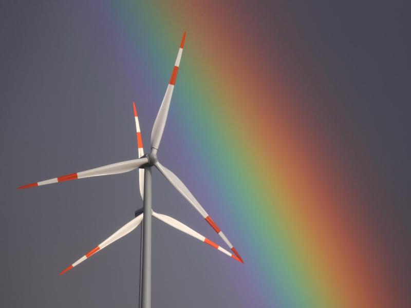 Windr&auml;der vor Regenbogen