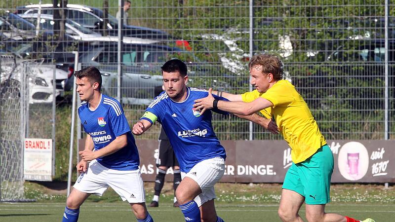 Der DJKler Moritz Radl h&auml;lt den Burgebracher Daniel Baier fest: links Lukas Wirth.