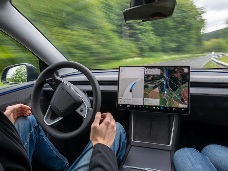Pilotprojekt mit selbstfahrenden Teslas in der Eifel