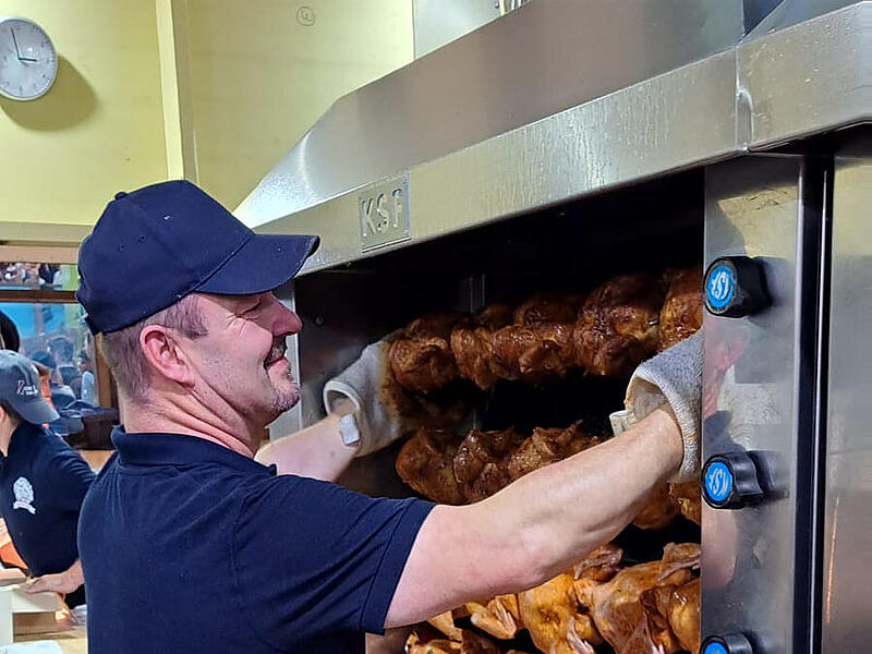 Harry Kraus arbeitet am H&auml;hnchengrill.