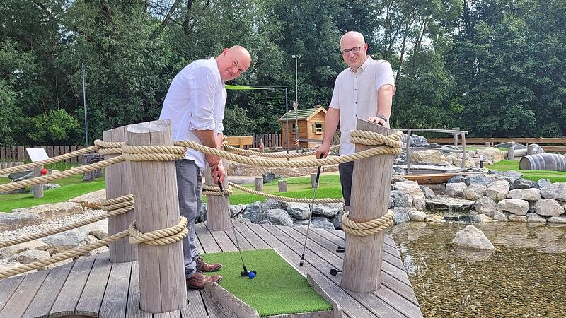Mit der Minigolfanlage haben Dieter (links) und Robert Weiss im Sommer die Besucher gelockt. Im Winter wollen sie k&uuml;nftig auch zum Eislaufen einladen.