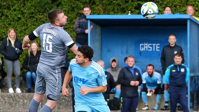 Christopher R&ouml;der (links) von der SG Oberland kl&auml;rt per Kopf vor einem Wartenfelser Spieler.