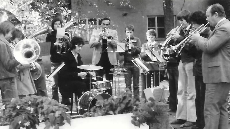 Die Lauertalkapelle Rothhausen bei einem der ersten Auftritte &uuml;berhaupt. Ganz rechts spielt Manfred Klopf die Trompete.