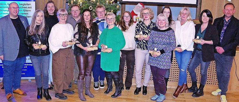 Die Lebenshilfe Kronach mit ihrem Vorsitzenden Florian Kleine-Herzbruch (links) und Gesch&auml;ftsf&uuml;hrer Christian Cartus (rechts) ehrte langj&auml;hrigen Besch&auml;ftigte.