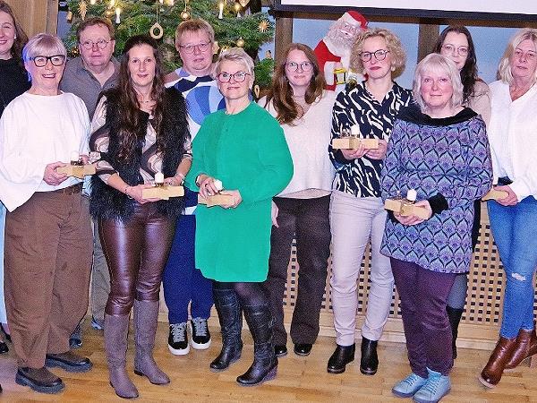 Die Lebenshilfe Kronach mit ihrem Vorsitzenden Florian Kleine-Herzbruch (links) und Gesch&auml;ftsf&uuml;hrer Christian Cartus (rechts) ehrte langj&auml;hrigen Besch&auml;ftigte.