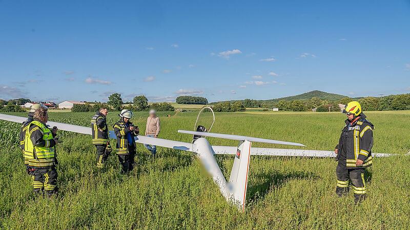 Buttenheim (Kreis Bamberg): Dreifache Notlandung - Segelflieger kracht neben A73 in Feld Buttenheim (Kreis Bamberg): Dreifache Notlandung - Segelflieger kracht neben A73 in Feld