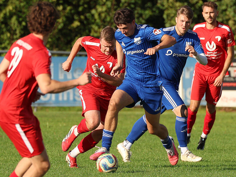 Louis Witzgall (am Ball, im Spiel gegen Reichmannsdorf) schoss den zwischenzeitlichen Ausgleich gegen den TSV Mönchröden II. Für Punkte reichte es für den FC Mitwitz allerdings nicht. Louis Witzgall (am Ball, im Spiel gegen Reichmannsdorf) schoss den zwischenzeitlichen Ausgleich gegen den TSV Mönchröden II. Für Punkte reichte es für den FC Mitwitz allerdings nicht.