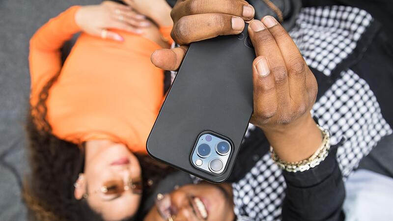 Eine Frau und ein Mann machen ein Selfie von sich.