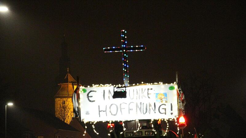 Am Samstagabend rollte eine beeindruckende Parade von mit Lichtern geschm&uuml;ckten Traktoren durch H&ouml;chstadt. Weit &uuml;ber 50 Landwirte aus der ganzen Region nahmen teil.