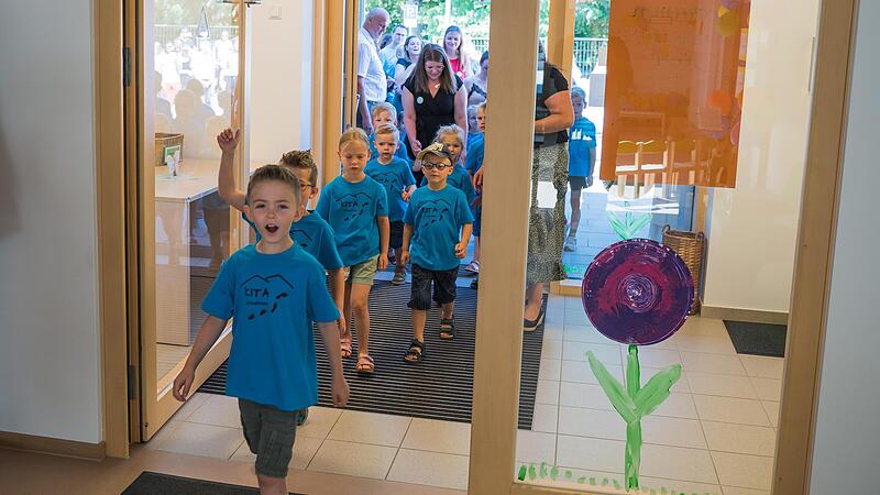 Die Kinder der Kita St. Johannes in Zentbechhofen erobern ihr neues Reich.