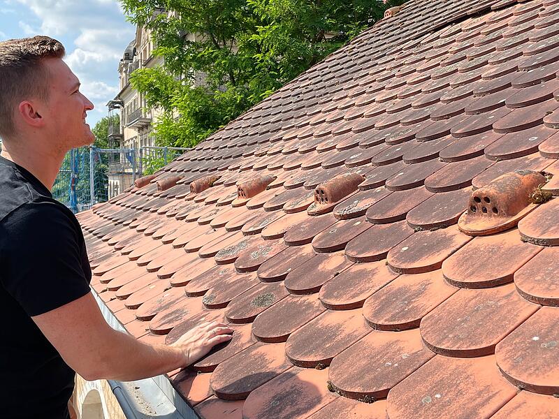 Das Dach wird erneuert und gereinigt. Das Dach wird erneuert und gereinigt.