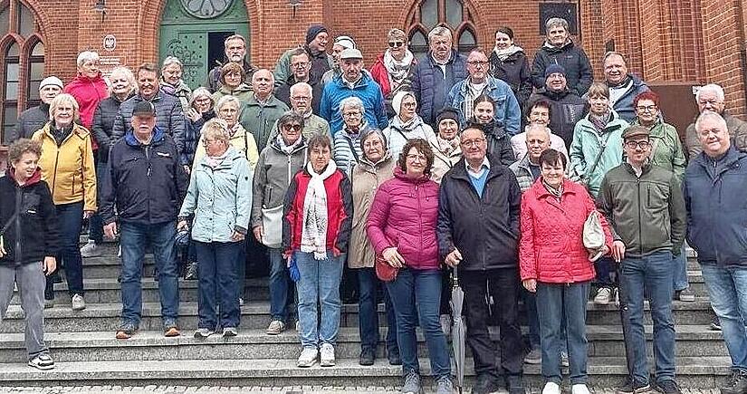 Die Besuchergruppe vor dem Bernsteinpalast-Museum in Kolberg.