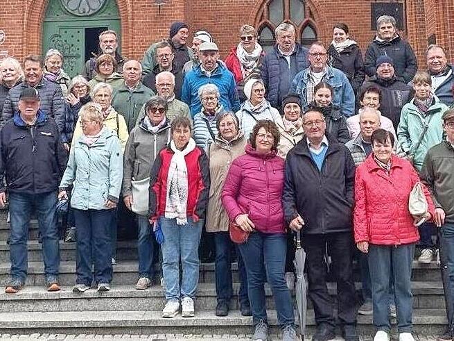 Die Besuchergruppe vor dem Bernsteinpalast-Museum in Kolberg.