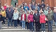 Die Besuchergruppe vor dem Bernsteinpalast-Museum in Kolberg.