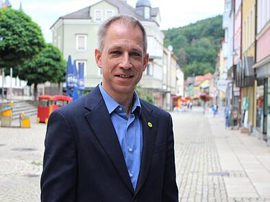 Mark Decker  lebte lange Zeit in der Türkei und seit 2019 in Bad Brückenau. Seitdem ist er kommunalpolitisch aktiv.