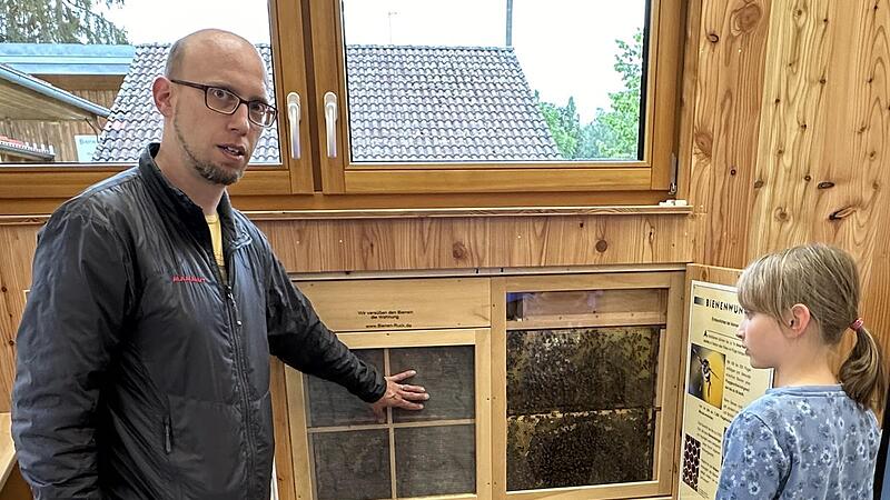 Johannes Gr&auml;ter erkl&auml;rt den besonderen Bereich des neuen Pavillons. Hier kann man die W&auml;rme der Bienen sp&uuml;ren.
