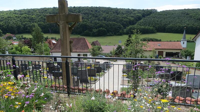 Blick über den sanierten Friedhof hin zur Aussegnungshalle