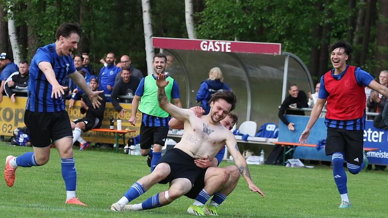 V&ouml;llig losgel&ouml;st: Der Niederndorfer Ben Hegend&ouml;rfer l&auml;sst sich von seinen Teamkollegen f&uuml;r sein 3:1 in der Nachspielzeit gegen Schlaifhausen feiern.