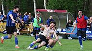 Völlig losgelöst: Der Niederndorfer Ben Hegendörfer lässt sich von seinen Teamkollegen für sein 3:1 in der Nachspielzeit gegen Schlaifhausen feiern.