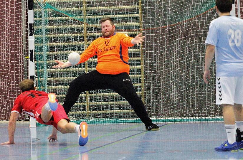 Viele glasklare Chancen sowie zwei Siebenmeter (hier ein Versuch des Eberners Joseph Wei&szlig;) machte der Lichtenfelser Keeper Tim Renner unsch&auml;dlich.