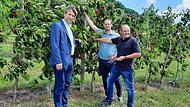 Der Wettbewerb ist er&ouml;ffnet (v.&nbsp;l.): Landrat Hermann Ulm, Manuel Rauch (Gesch&auml;ftsf&uuml;hrer Genossenschaft Pretzfeld und Mittelehrenbach) und Markus Zei&szlig; (Vorstand Genossenschaft Igensdorf)Forchheim & Fr&auml;nkische Schweiz