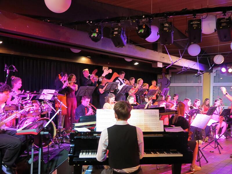 Kaum Platz auf der B&uuml;hne f&uuml;r alle Musiker der Bigband der Klassen 7 bis 12.