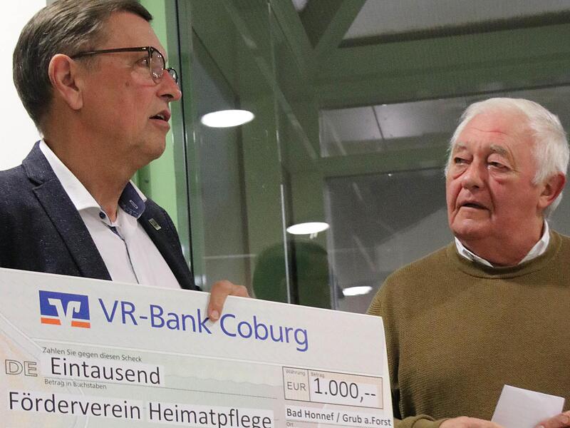 Joseph Aue (rechts im Bild) überreichte namens seines Vaters 1000 Euro an den Fördervereinsvorsitzenden Dieter Pillmann.