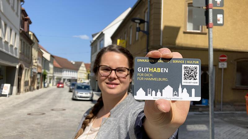 Julia Keidel vom Verein f&uuml;r Werbung und Stadtmarketing zeigt die neue Guthaben-Karte.