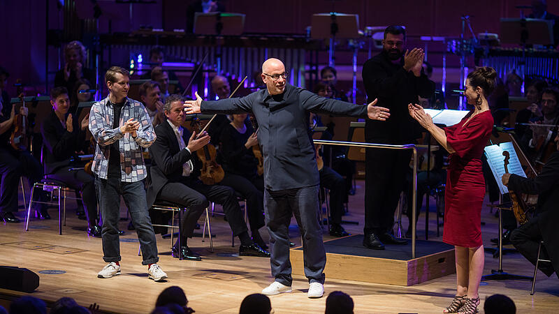 Sie sorgten bei der Slam-Symphonie in Bamberg f&uuml;r gro&szlig;e Begeisterung: Siegerehrung: (v.l.) Yannick Steinkellner, Dalibor Marković und Theresa Sperling. Slam Symphony in der Konzerthalle.