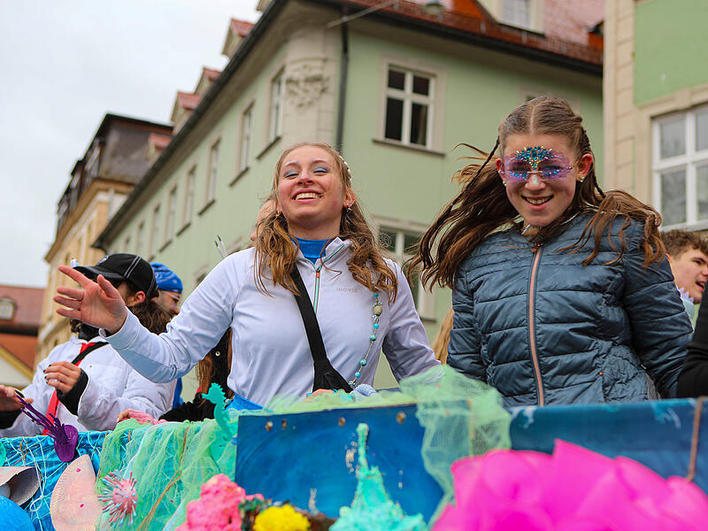 FaschingszugTausende Besucher beim gro&szlig;en Faschingsumzug in Bamberg