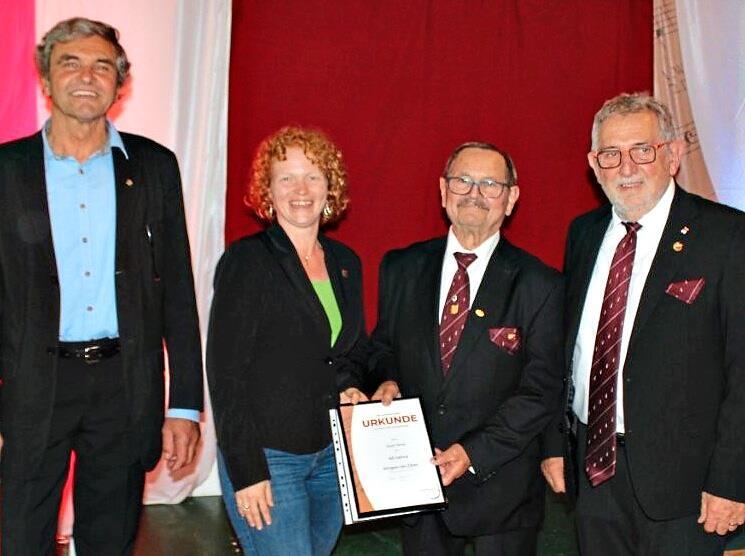 Josef Wich (2.v.r.) und Herbert Fleischmann (r.) wurden für 65 Jahre aktives Singen ausgezeichnet. Die Ehrung übernahmen Burkard Neubauer und Pia Hempfling. Horst Habermann Josef Wich (2.v.r.) und Herbert Fleischmann (r.) wurden für 65 Jahre aktives Singen ausgezeichnet. Die Ehrung übernahmen Burkard Neubauer und Pia Hempfling. Horst Habermann