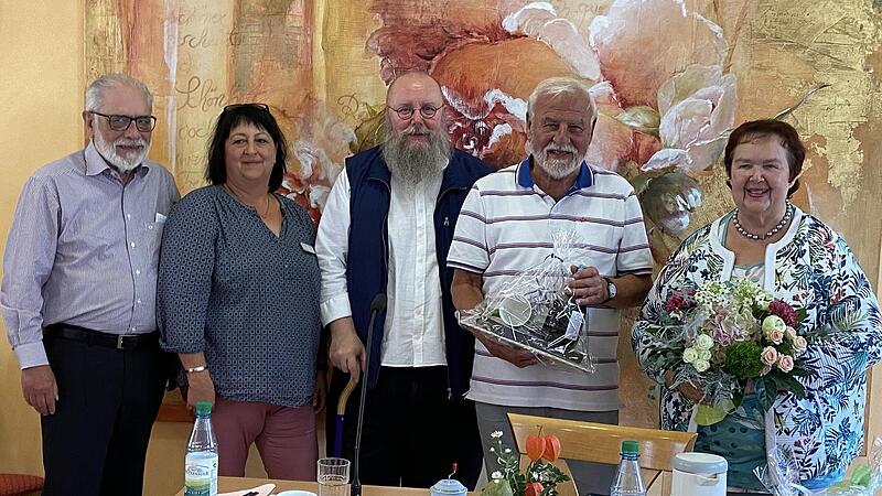 Leo Pfennig (links) folgt Eugen Albert (2. von rechts) als Moderator des Erzählcafés. Für sein letztes Erzählcafé hatte Albert Pater Jakob Olschewski (Mitte) eingeladen. Die Leiterin des Betreuten Wohnens St. Michael Karina Dietz dankte Eugen Albe...
