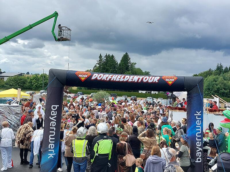 Die Dorfhelden aus Steinbach am Wald.Steinbach am Wald rockt die Wette der Dorfhelden-Tour 2025.
