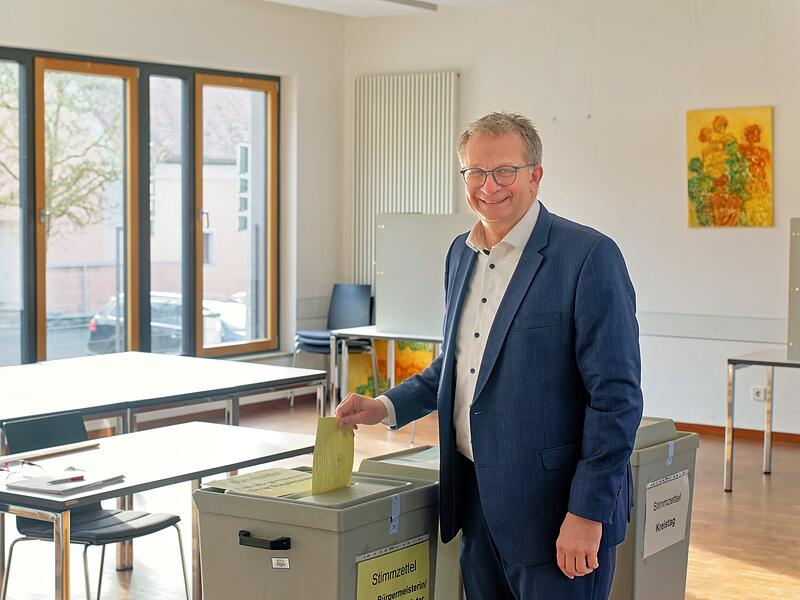B&uuml;rgermeister von Stegaurach, Thilo Wagner (Freie W&auml;hler), beim Urnengang: Nach einem turbulenten Wahlkampf entschied er die Wahl f&uuml;r sich.
