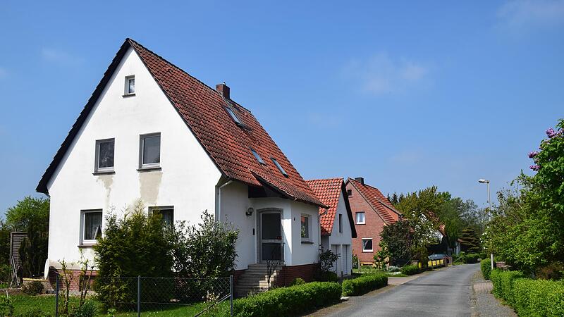 Wer ein &auml;ltere Haus kaufen will, muss zuvor potenzielle Sch&auml;den und nat&uuml;rlich die Finanzierung kl&auml;ren.