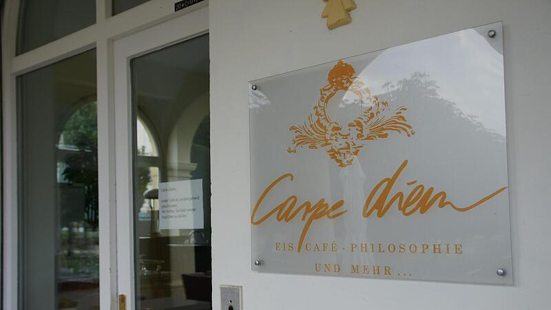 Ebenfalls geschlossen ist das Caf&eacute; Carpe Diem. Die M&ouml;bel stehen aber noch drau&szlig;en.