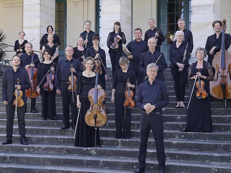Das Bayerische Kammerorchester Bad Brückenau mit seinem Chefdirigenten Sebastian Tewinkel (vorne).