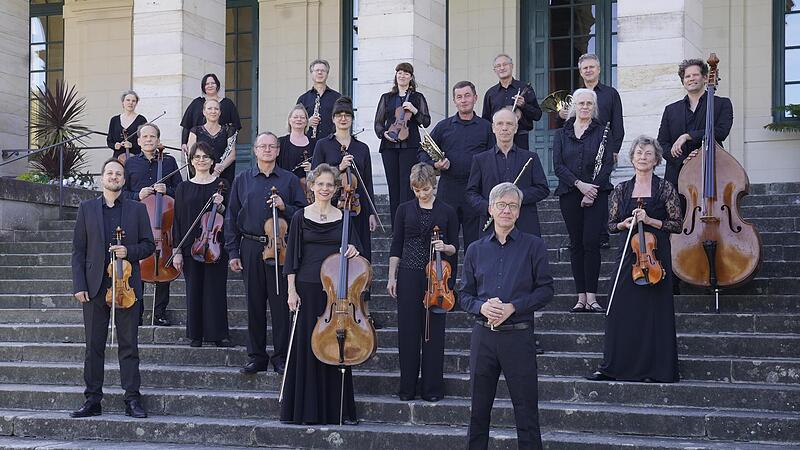 Das Bayerische Kammerorchester Bad Brückenau mit seinem Chefdirigenten Sebastian Tewinkel (vorne).