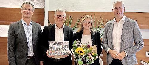 25 Jahre sind ein Grund zum Feiern: (von links) Vorstand Michael Kaiser, Vorstand Jürgen Klubertanz, Jubilarin Sabine Leinweber und Vorstand Rainer Geis. 25 Jahre sind ein Grund zum Feiern: (von links) Vorstand Michael Kaiser, Vorstand Jürgen Klubertanz, Jubilarin Sabine Leinweber und Vorstand Rainer Geis.