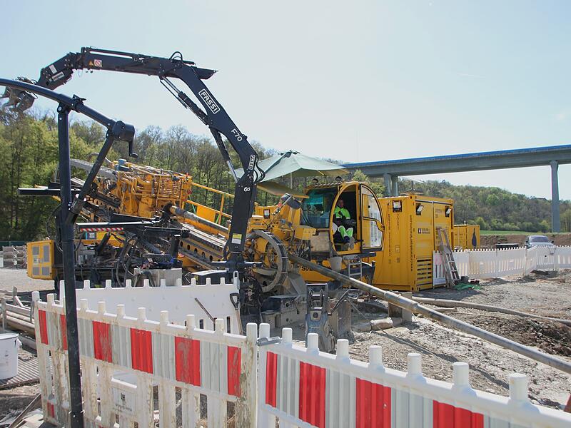 Die "HDD Rig" bohrt sich durch das Gestein.