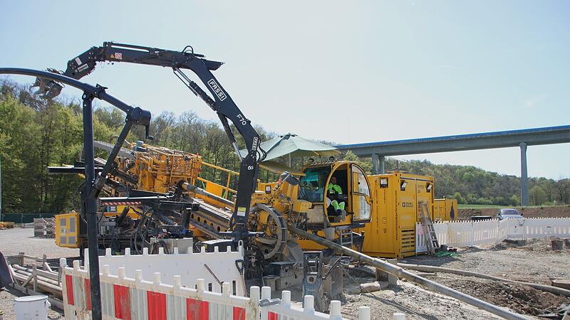 Die "HDD Rig" bohrt sich durch das Gestein.