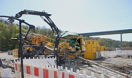 Die "HDD Rig" bohrt sich durch das Gestein.