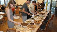 Beim Klimaschutztag des Bundes Naturschutz in Hammelburg gab es auch ein Buffet unter anderem mit Ackerbohnen-Falafel, Platterbsen-Aufstrich oder Weiße-Bohnen-Salat mit Kürbiskernöl.