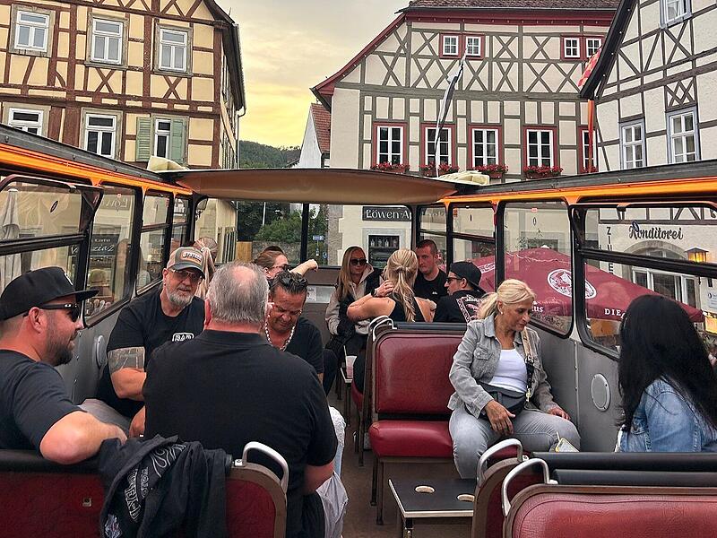 Der "Bar-ty Bus" war eine Neuerung am Markplatz vom Restaurant El Moro.Stadtfest Musik und Märkte 2025 in Münnerstadt Der "Bar-ty Bus" war eine Neuerung am Markplatz vom Restaurant El Moro.