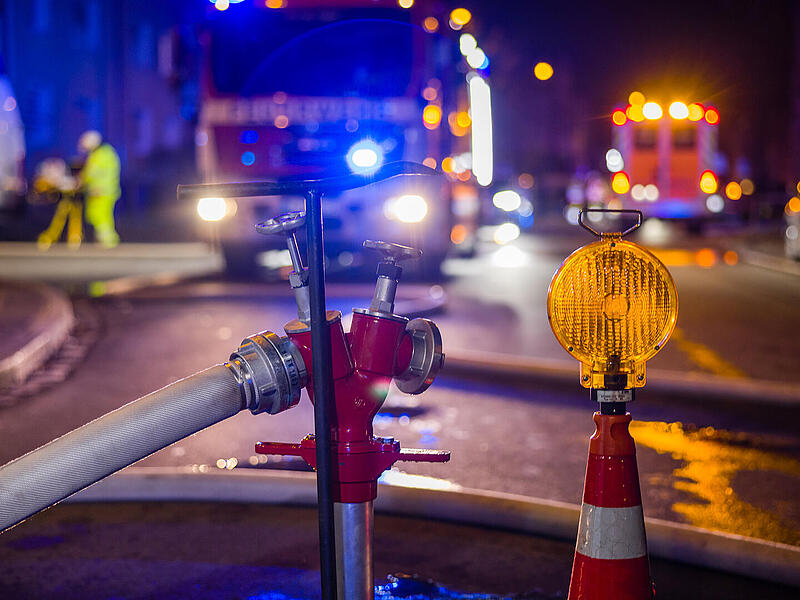 Feuerwehr N&uuml;rnberg, Brand, Feuer, Stra&szlig;e, Schlauchkupplung