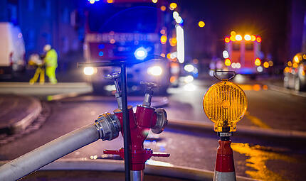 Feuerwehr N&uuml;rnberg, Brand, Feuer, Stra&szlig;e, Schlauchkupplung