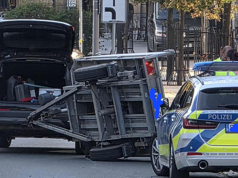 Eine Baggerschaufel hatte der Fahrer dieses Gespanns geladen, aber nicht richtig gesichert. Tina Wohlrath