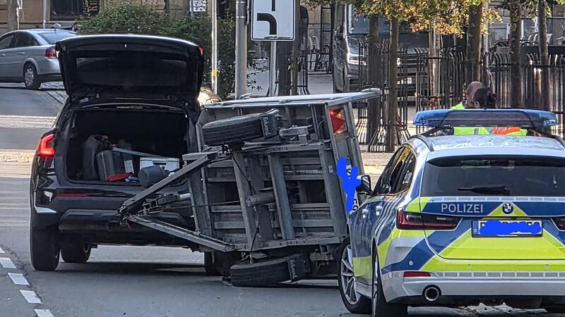 Eine Baggerschaufel hatte der Fahrer dieses Gespanns geladen, aber nicht richtig gesichert. Tina Wohlrath