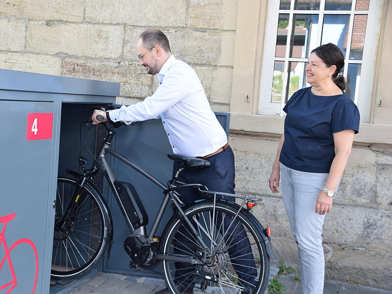 Kronacher Bahnhof: Fahrrad sicher parken mit Velo-Safes Kronacher Bahnhof: Fahrrad sicher parken mit Velo-Safes